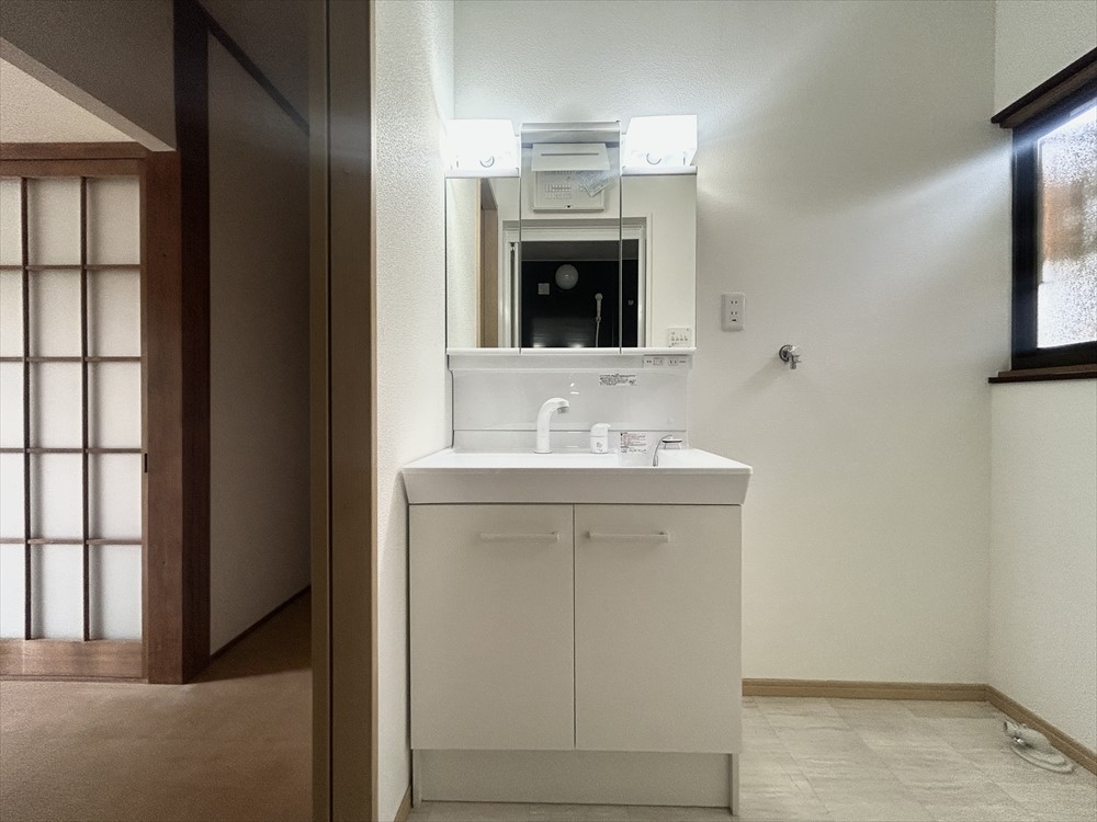 *. 洗面所 .* 新しい化粧台に交換しました。