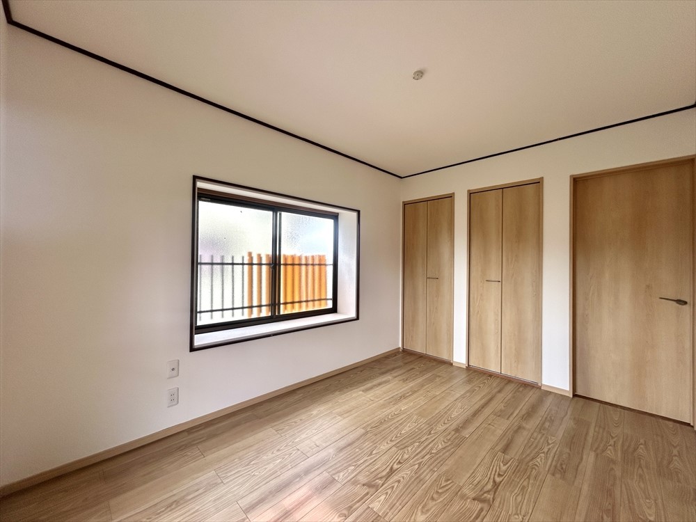 *. 2階洋室 .* 収納が2つありますので、お部屋もすっきり片付けられますね♪