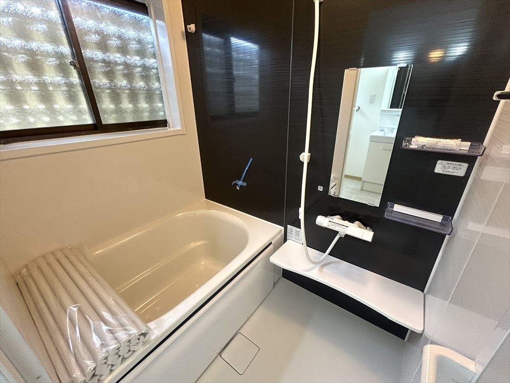 *. 浴室 .* 浴槽はベンチ付きなので半身浴や親子入浴も楽しめます^^
