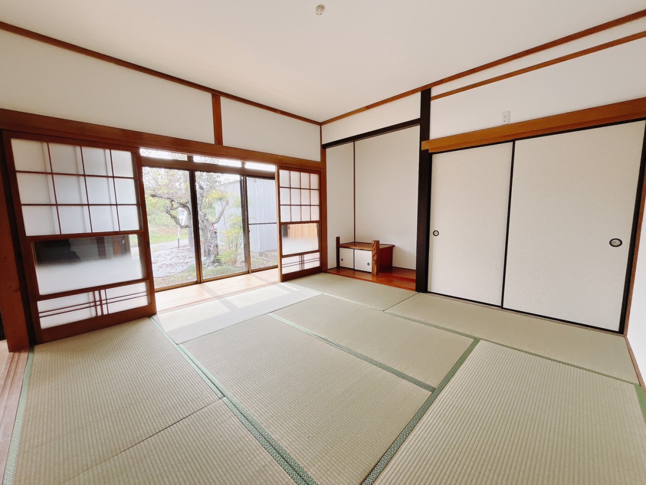 *. 1階和室 .* 自然光の入る和室は、畳が新しくなり気持ちのいい空間です。