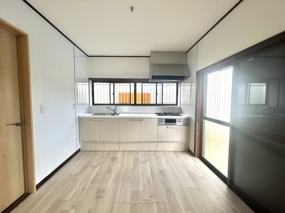 *. キッチン .* 窓からは自然光が入り、風通しも良好です◎