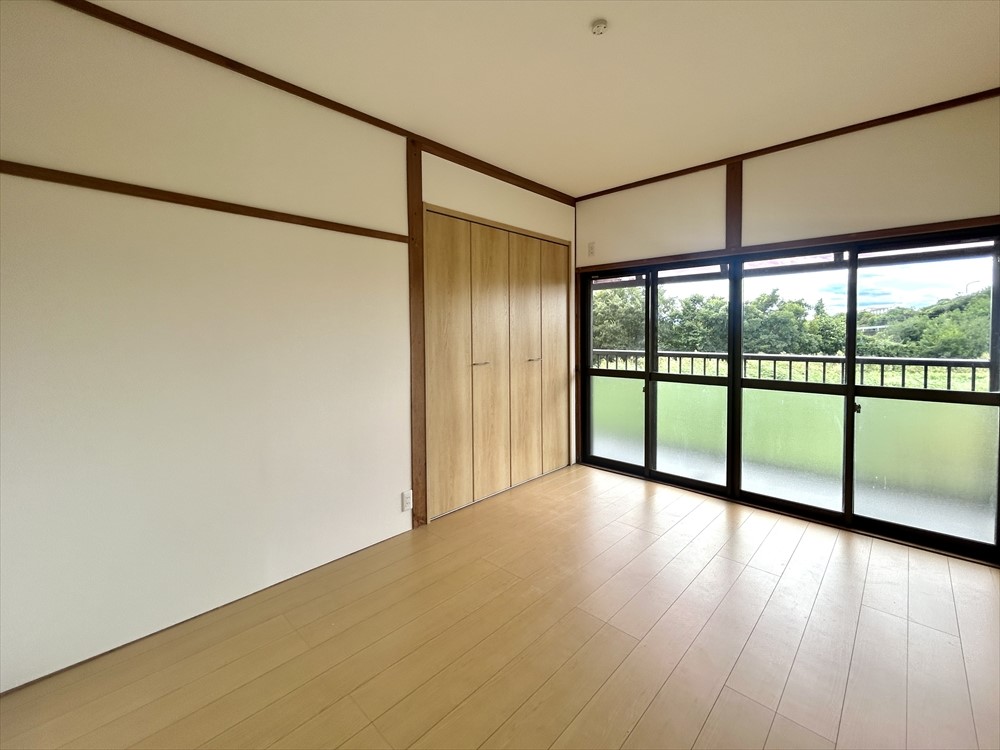 *. 2階洋室 .* 収納付きなので広々と過ごすことができます。