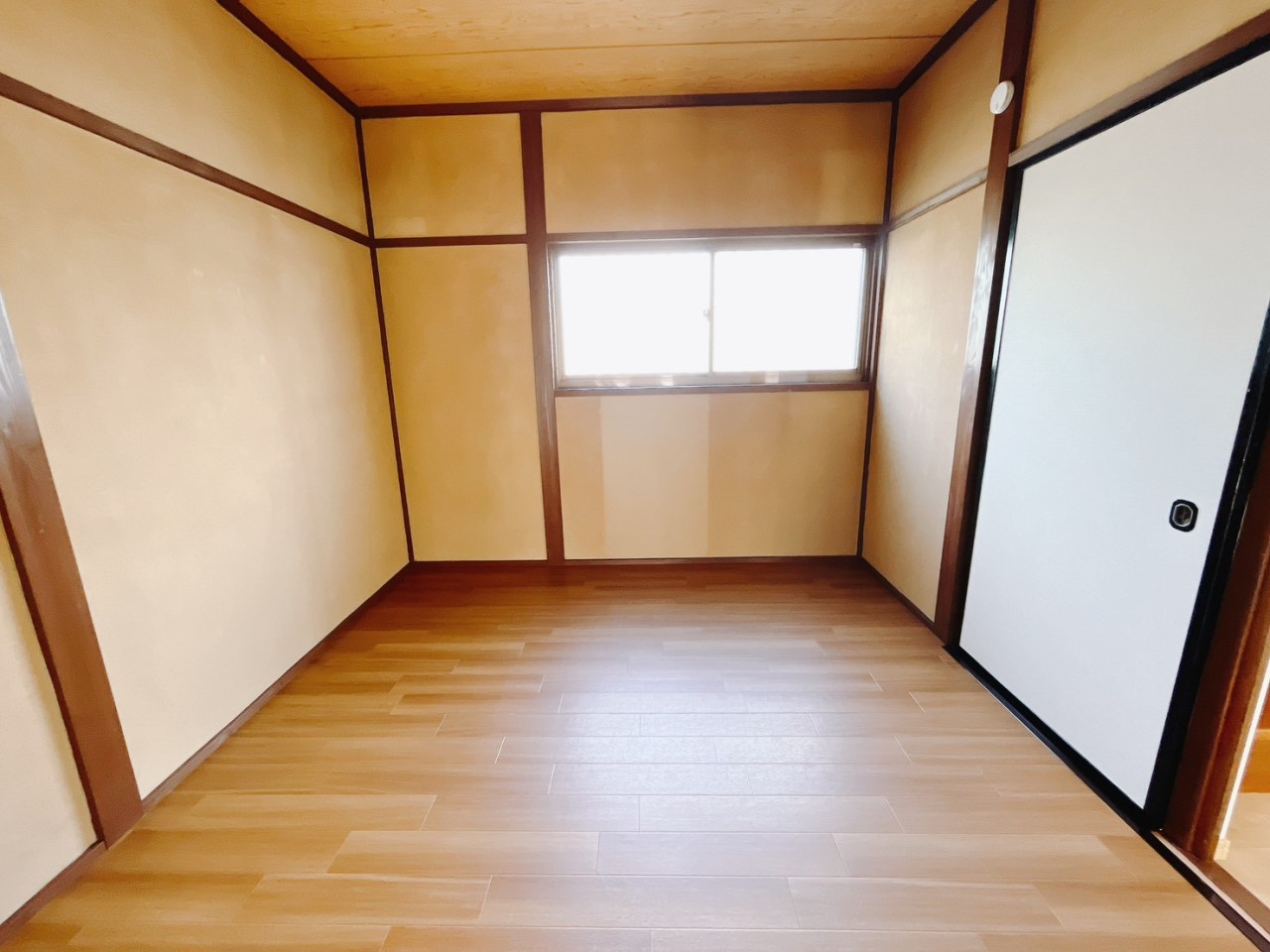 *. 居室 .* 床を張替ました!