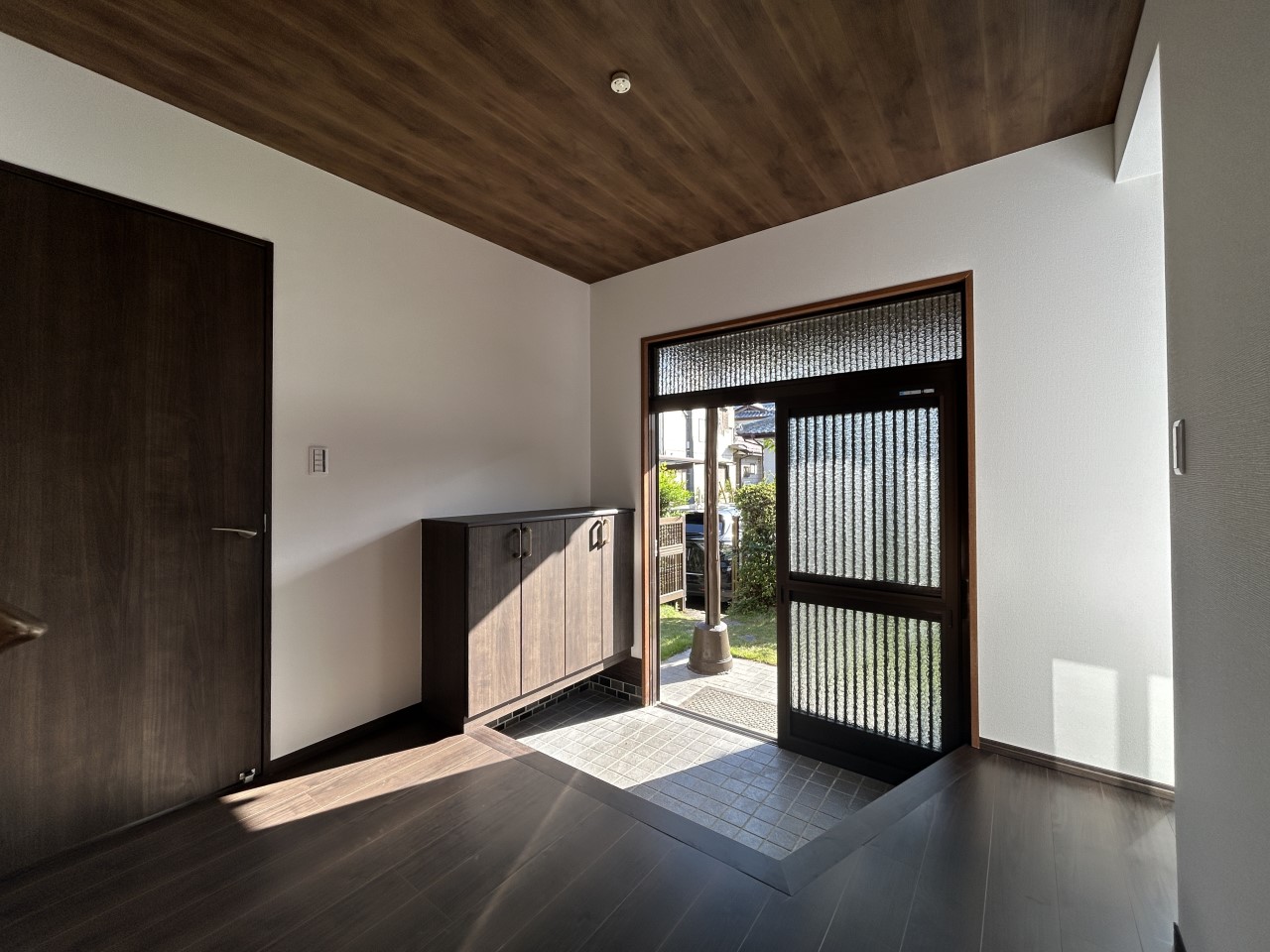 *. 玄関 .* 天井の壁紙がシックな雰囲気を醸し出しています。