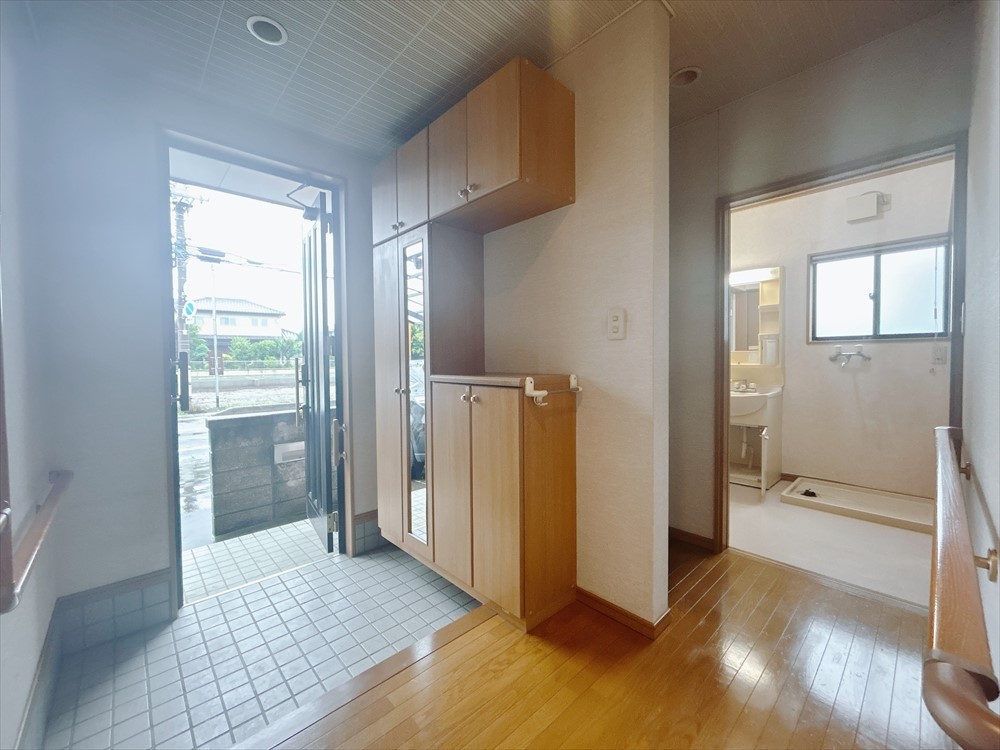 ※リフォーム前写真 靴で散らかりがちな玄関も、下駄箱があればスッキリ♪