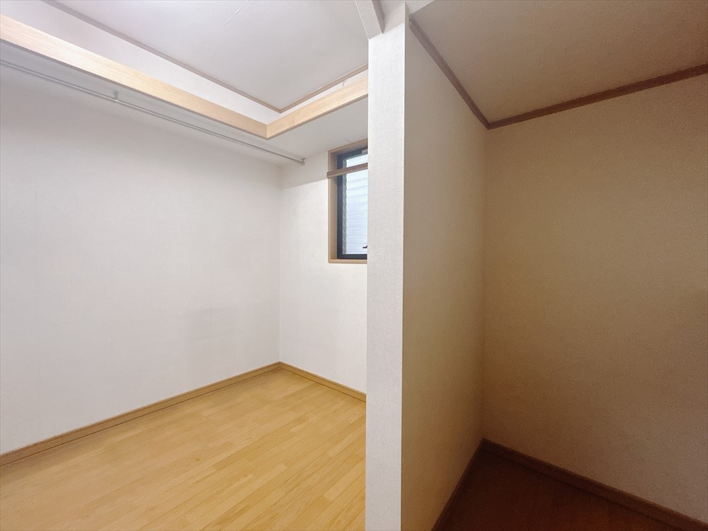 *. 納戸 .* 場所を取る物、シーズンオフの物を入れるスペースとして最適です!