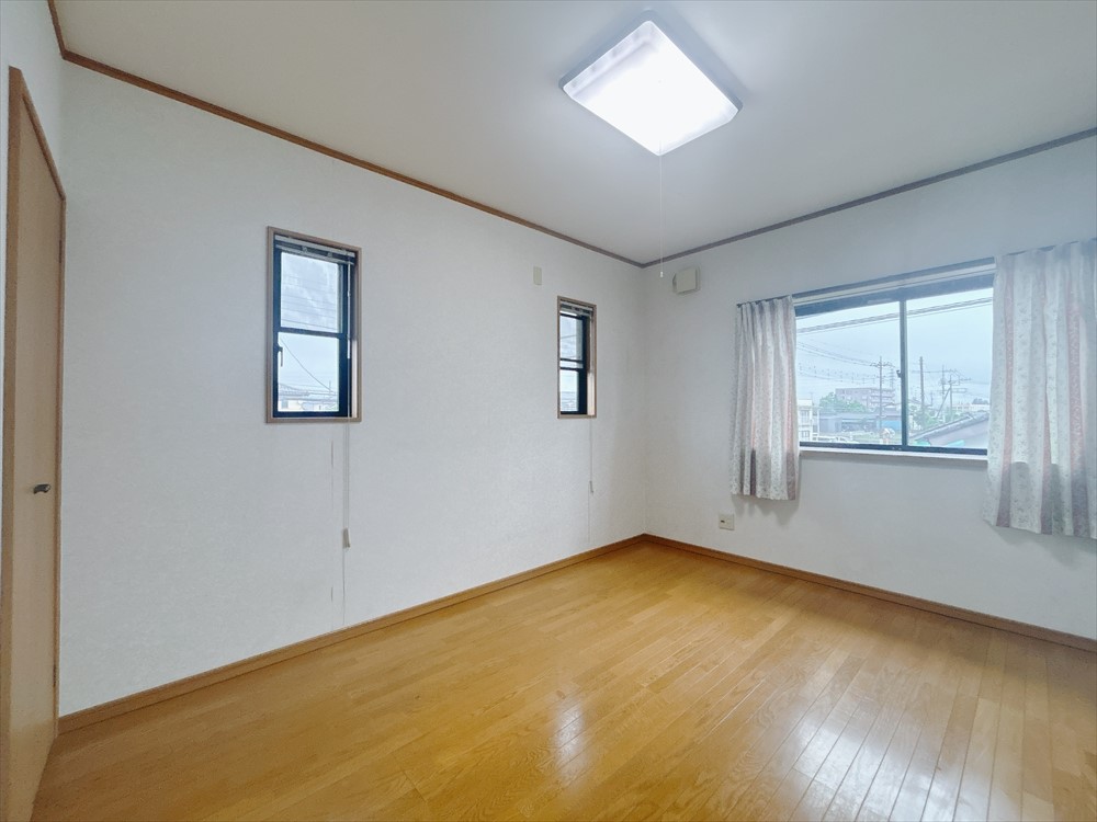 *. 2階洋室 .*※リフォーム前写真 約6帖の洋室はお子様のお部屋にピッタリです♪