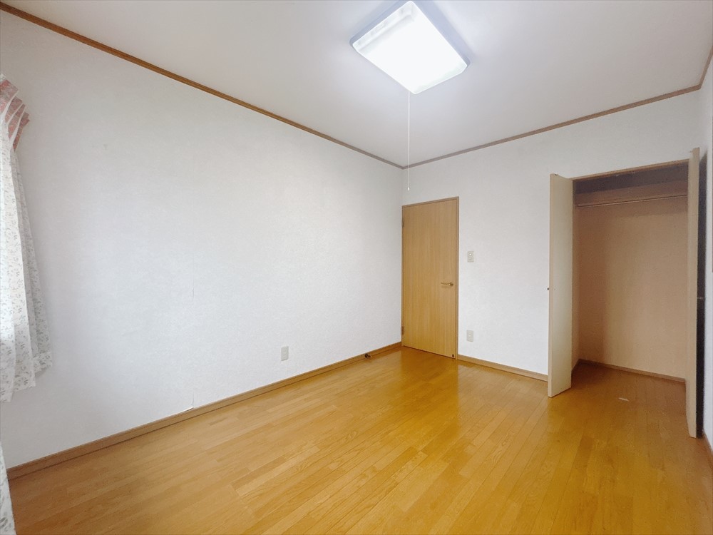 *. 2階洋室 .*※リフォーム前写真 納付きのお部屋です^^