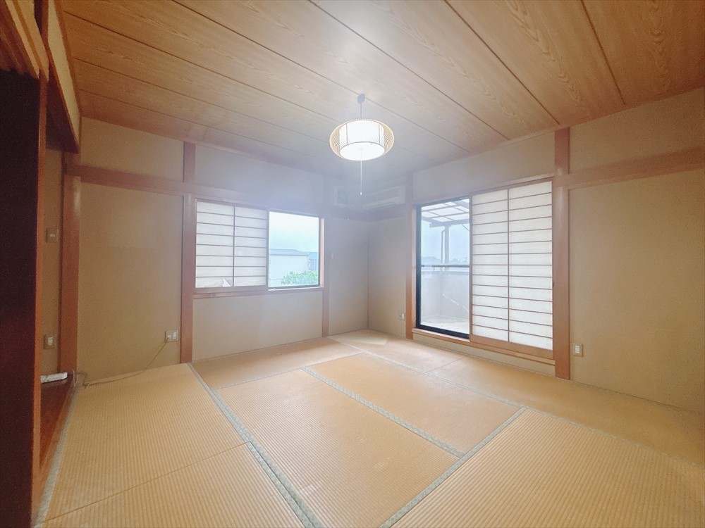 *. 1階和室 .*※リフォーム前写真 優しい光の入るお部屋です。