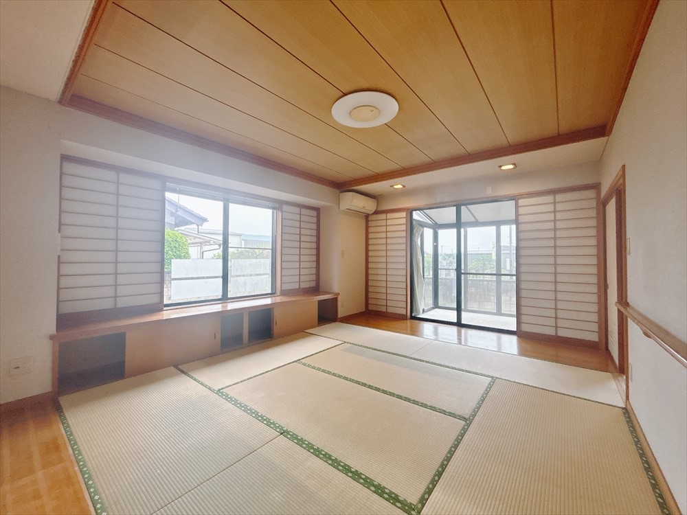 *. リビング .*※リフォーム前写真 2面に窓があるため、明るく開放感があります♪