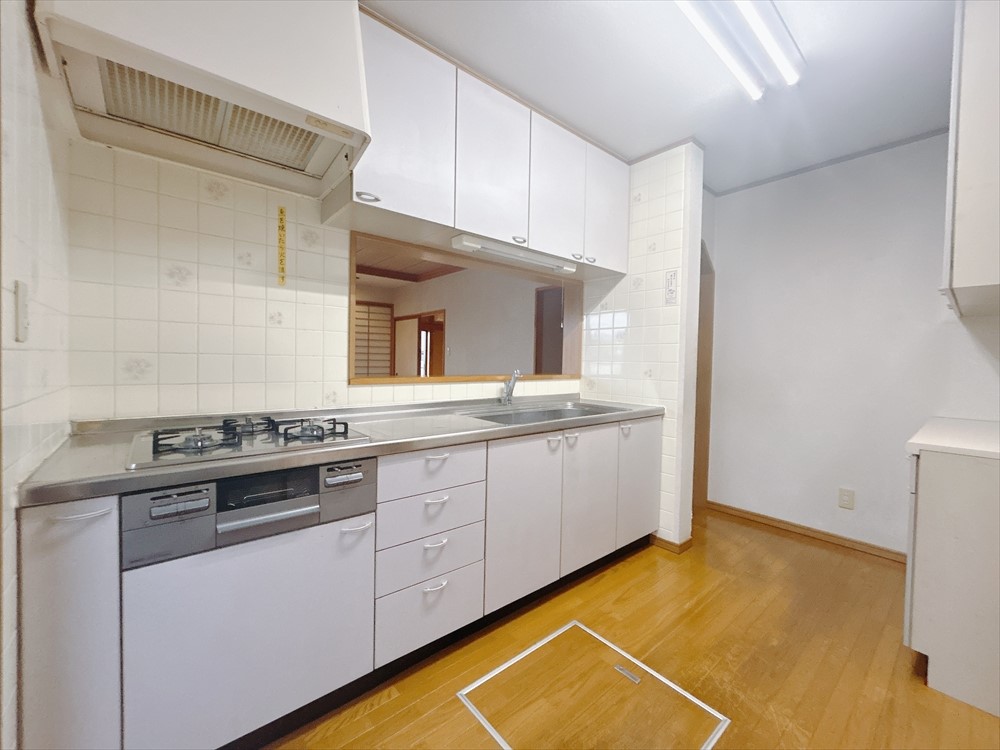 *. キッチン .*※リフォーム前写真 広々としたキッチンなのでお子様と並んでにお料理をすることができます♪