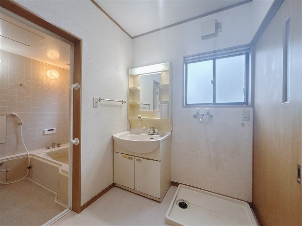 *.脱衣所 .*※リフォーム前写真 窓があるので空気の入れ替えに便利です♪