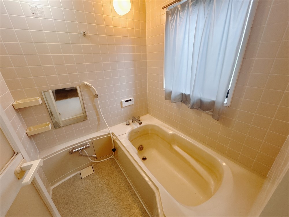 *. 浴室 .*※リフォーム前写真 落ち着くタイル調の浴室♪