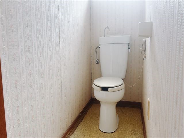 *. トイレ .* ※リフォーム前写真