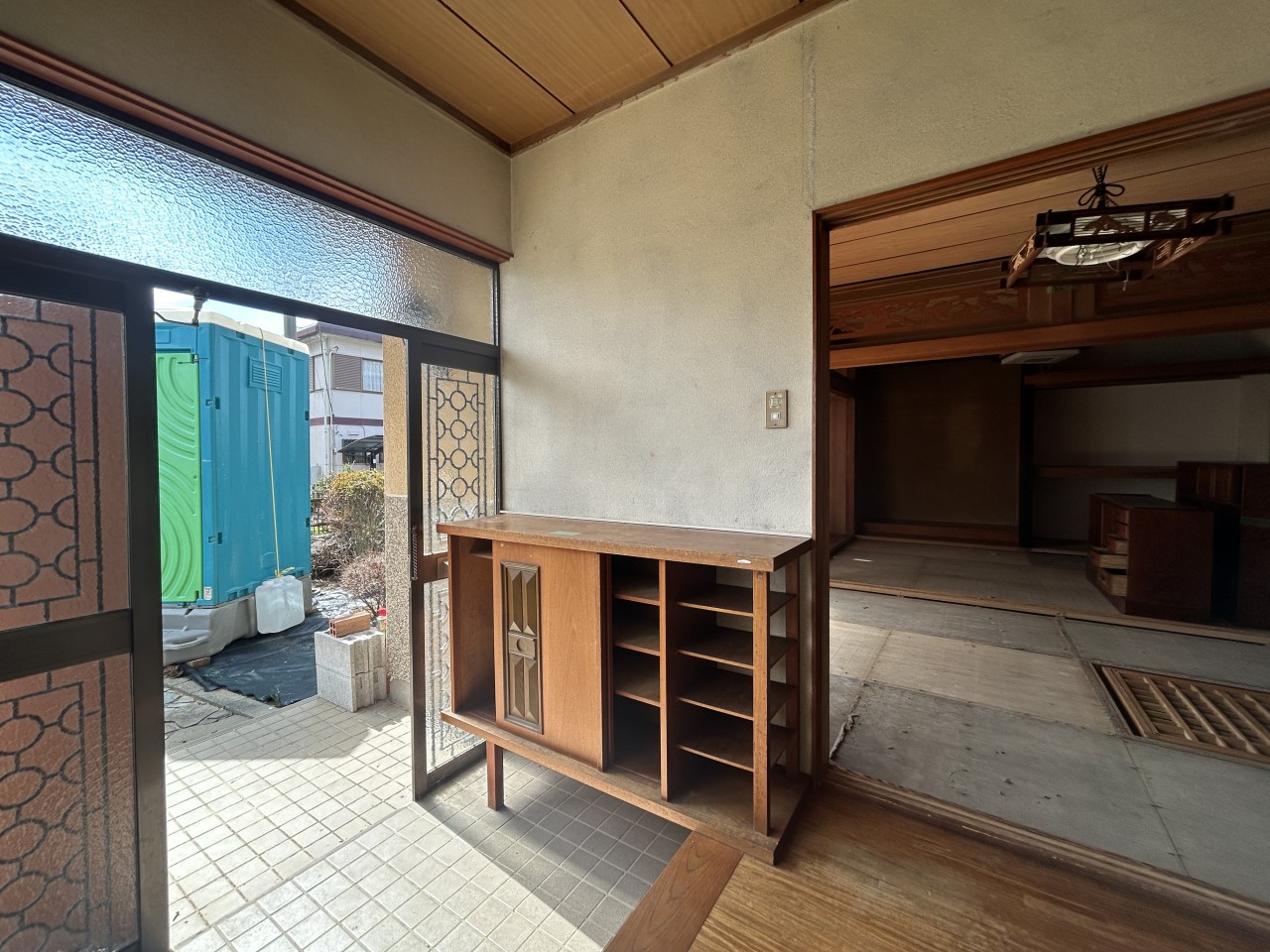 *. 玄関 .*※リフォーム中写真 光が差し込んで明るい玄関♪