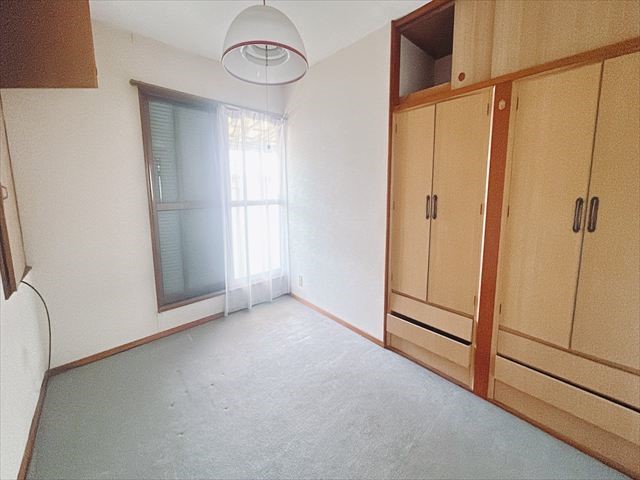 *. 2階洋室 .*※リフォーム前写真 収納スペースもございます♪