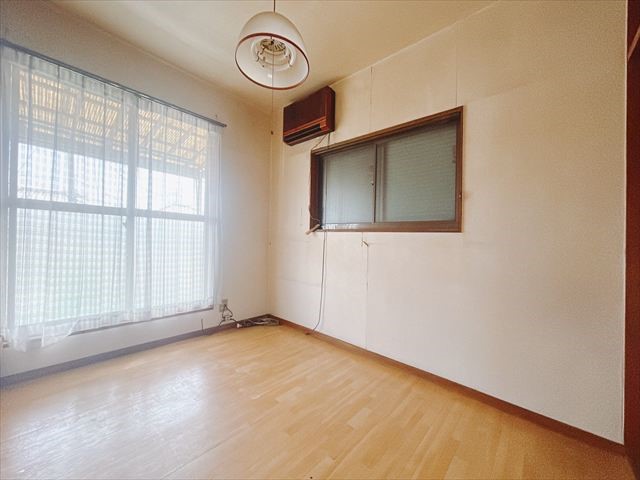 *. 2階洋室 .* ※リフォーム前写真 明るい洋室はお子様のお部屋にもピッタリです♪