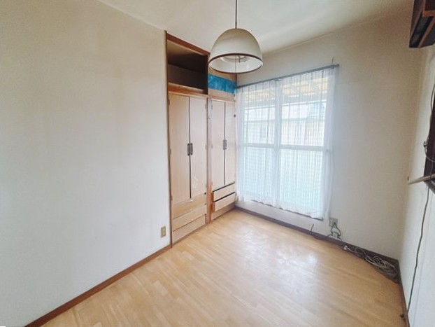 *. 2階洋室 .* ※リフォーム前写真