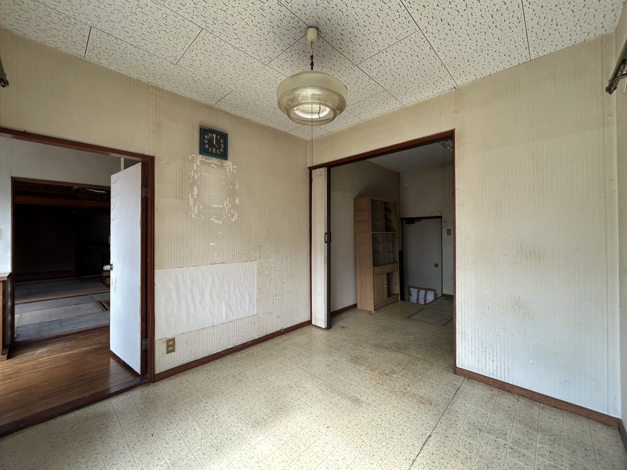 *. 1階洋室 .*※リフォーム中写真 床と壁紙を張り替えます