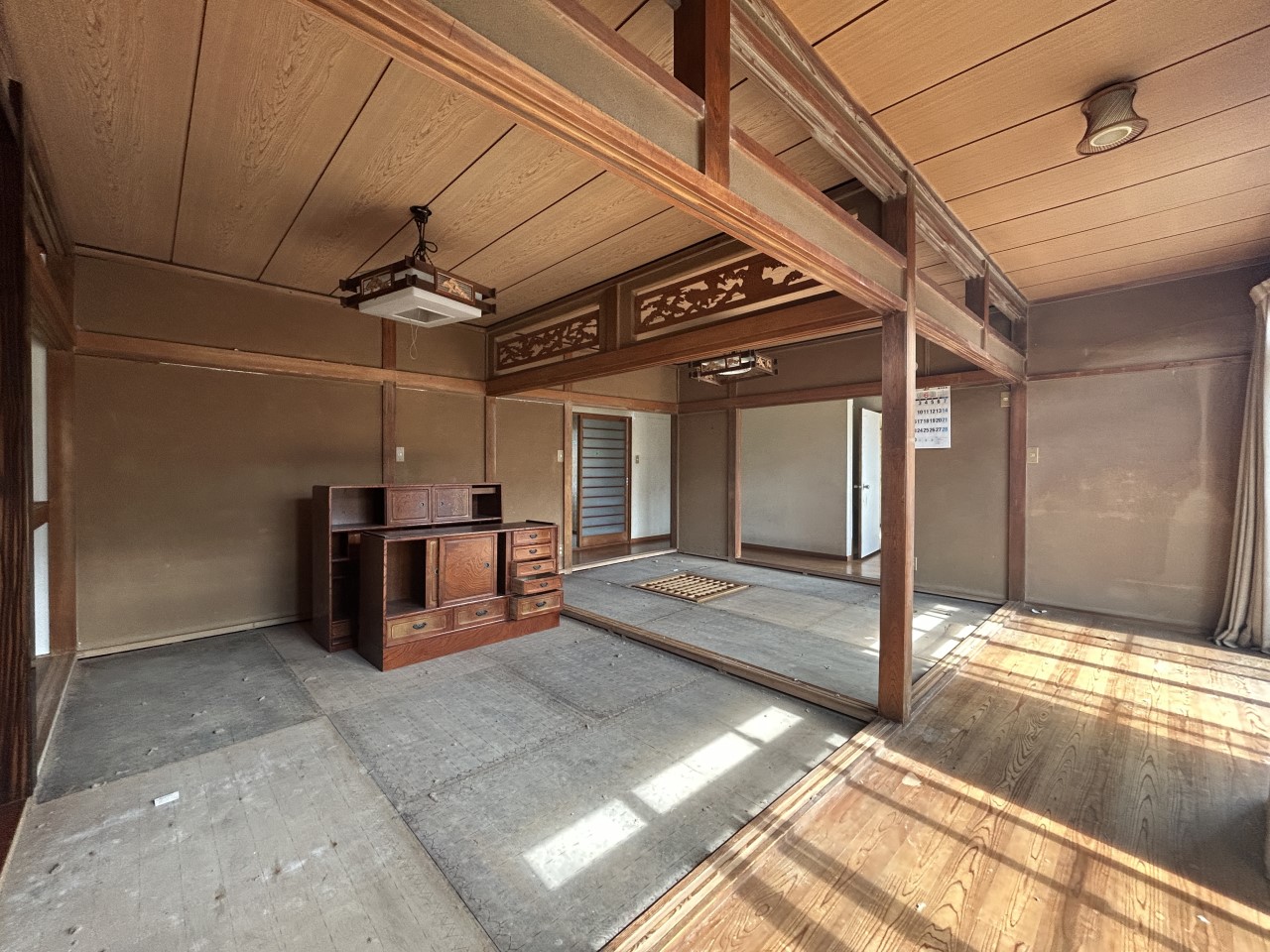 *. 1階和室 .*※リフォーム中写真 12帖の広々とした和室になります