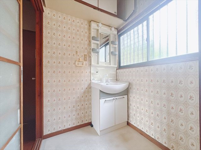 *. 洗面所 .* ※リフォーム前写真