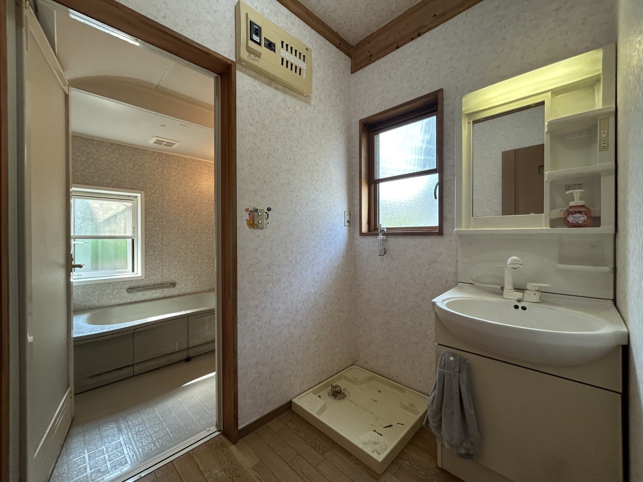 *. 洗面所 .* 小窓付きの洗面所です♪湿気もすぐに入れ替えができて清潔に保つことができます!