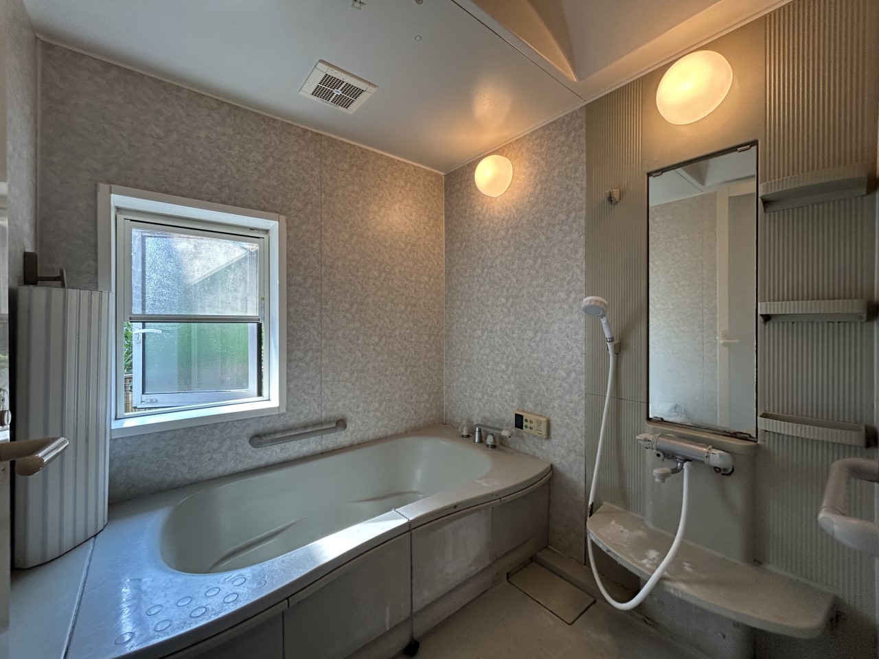 *. 浴室 .* 窓付きなので浴室のカビの発生を抑えることができます♪
