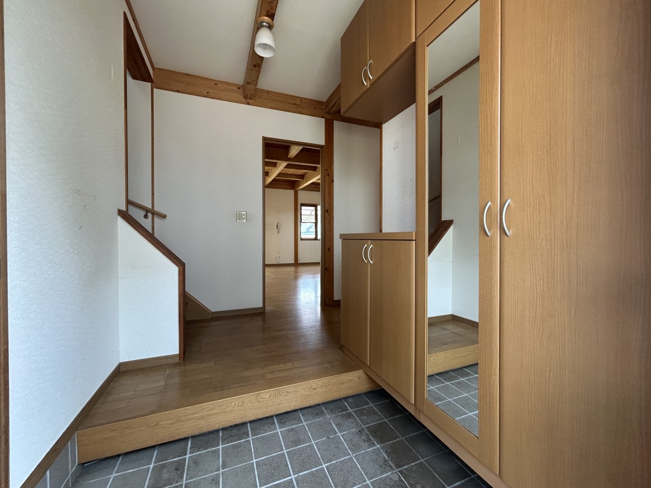 *. 玄関 .* 靴で散らかりがちな玄関も、下駄箱ががあればいつでもスッキリ♪急な来客でも玄関を急いで片付ける必要がなく安心です。