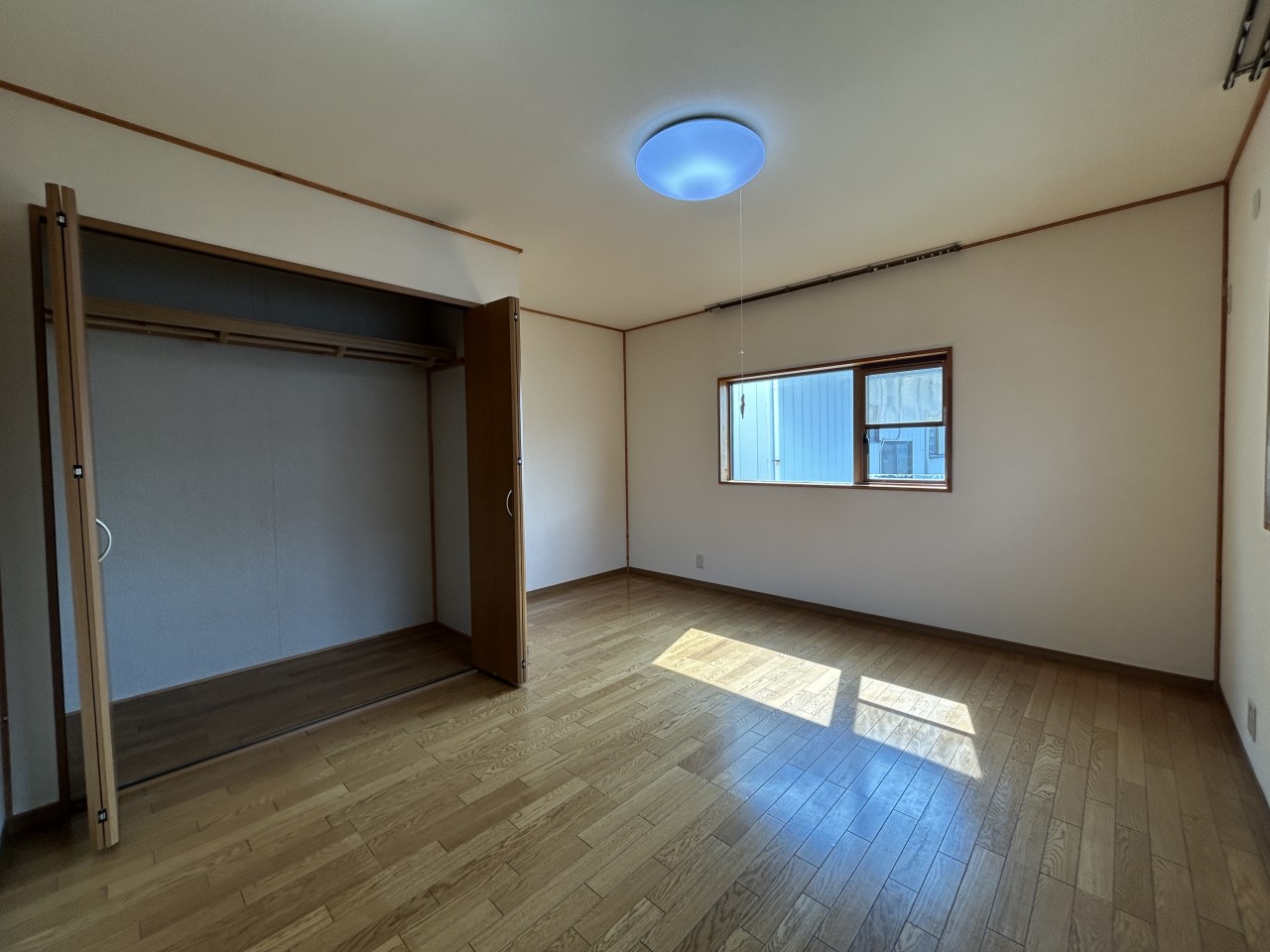 *. 洋室 .* 全室収納付きなので、お部屋が散らかりにくく広々と過ごすことができます^^