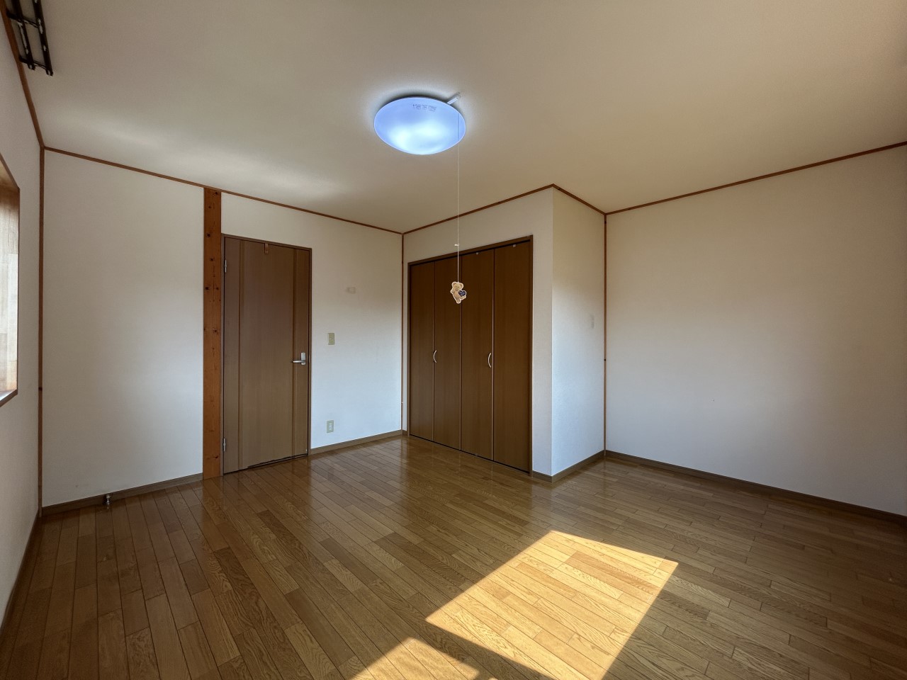 *.洋室.* フローリングなのでお掃除らくらく♪