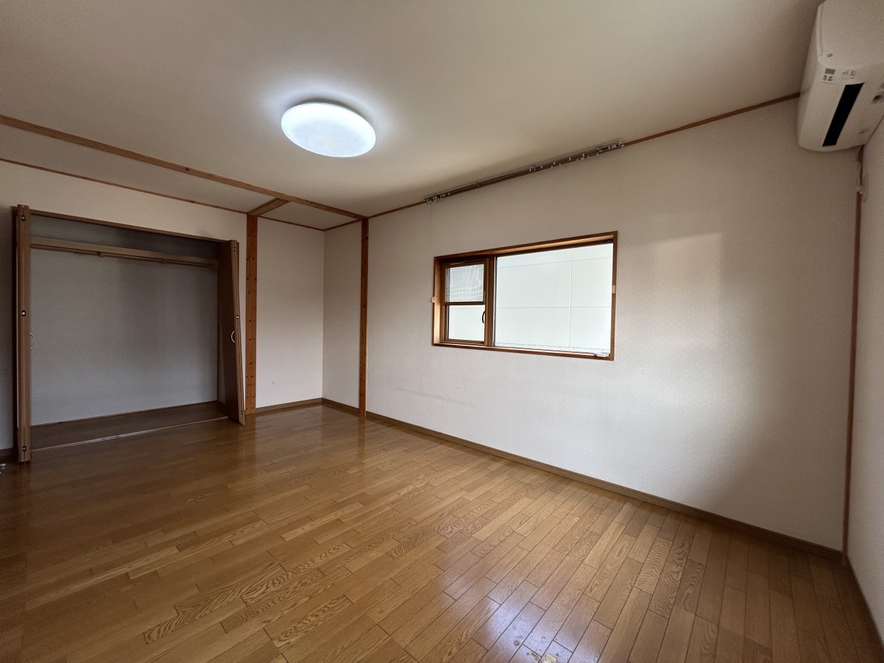 *.洋室.* 広々日当たりのよい洋室は寝室にピッタリです!