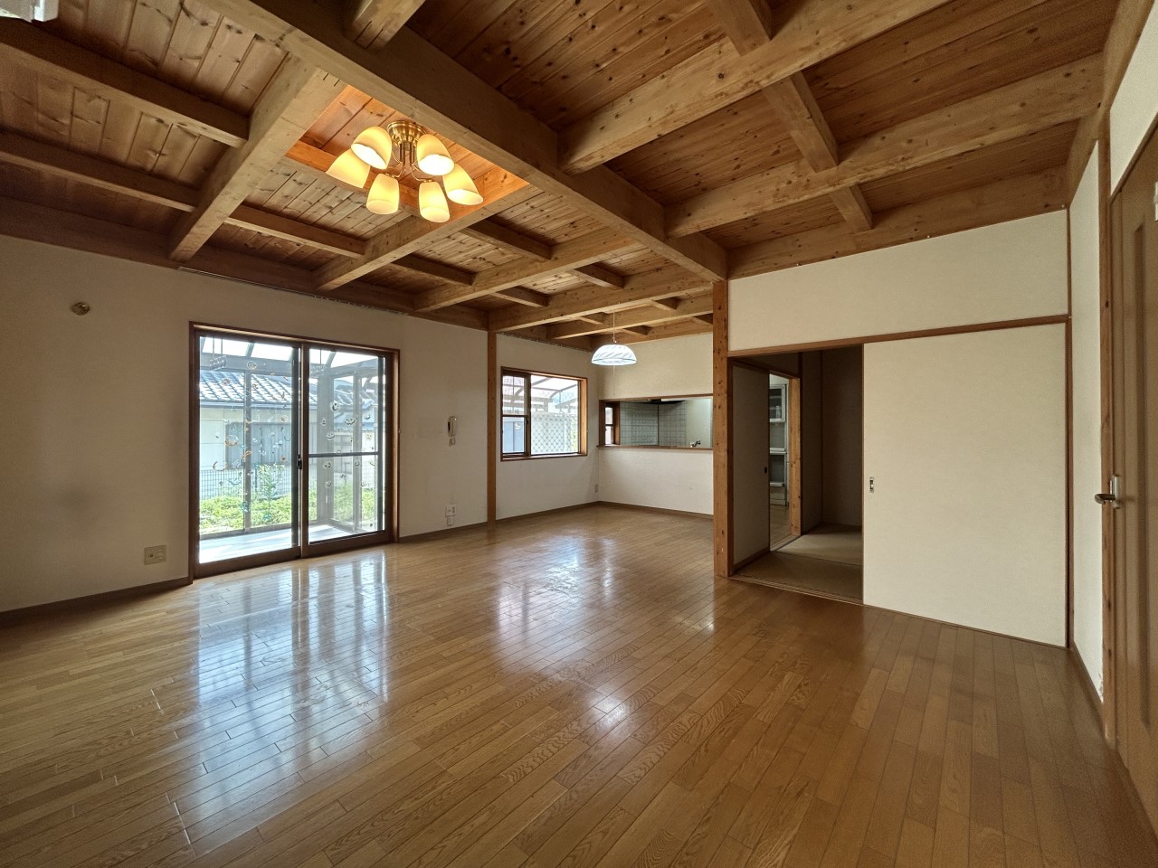 *. リビング .* 木目の綺麗な開放感のあるリビングです♪