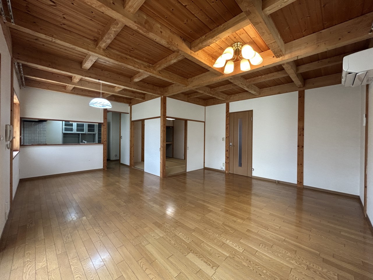 *.リビング.* キッチンからリビング全体を見渡せます。