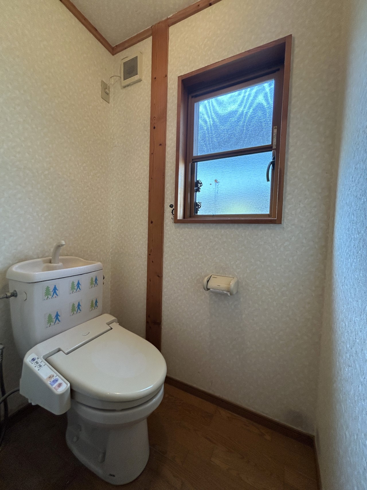 *. トイレ .* 窓がついているので換気もらくらく♪
