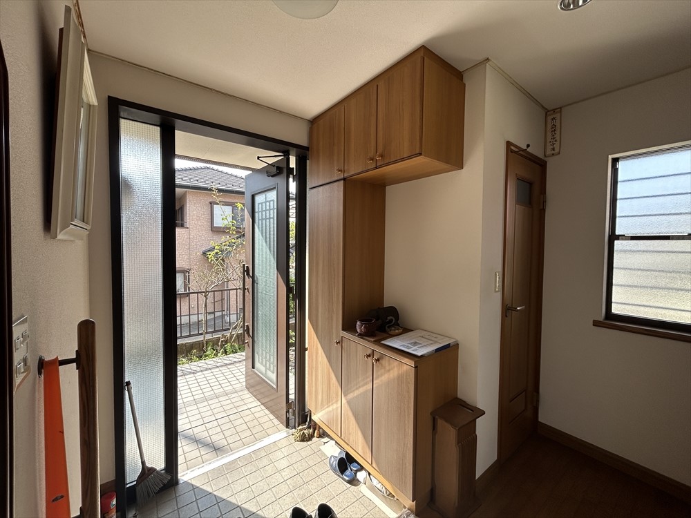 *. 玄関 .*※リフォーム前写真 大きな下駄箱はありがたいですね♪