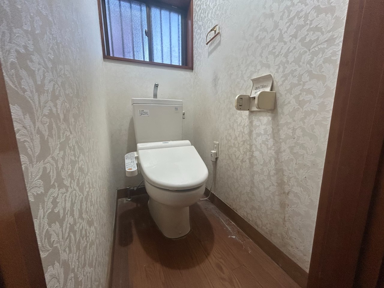 *. トイレ .*※リフォーム前写真 トイレ本体を新しいものに交換します♪ 窓があるので換気もらくらく♪