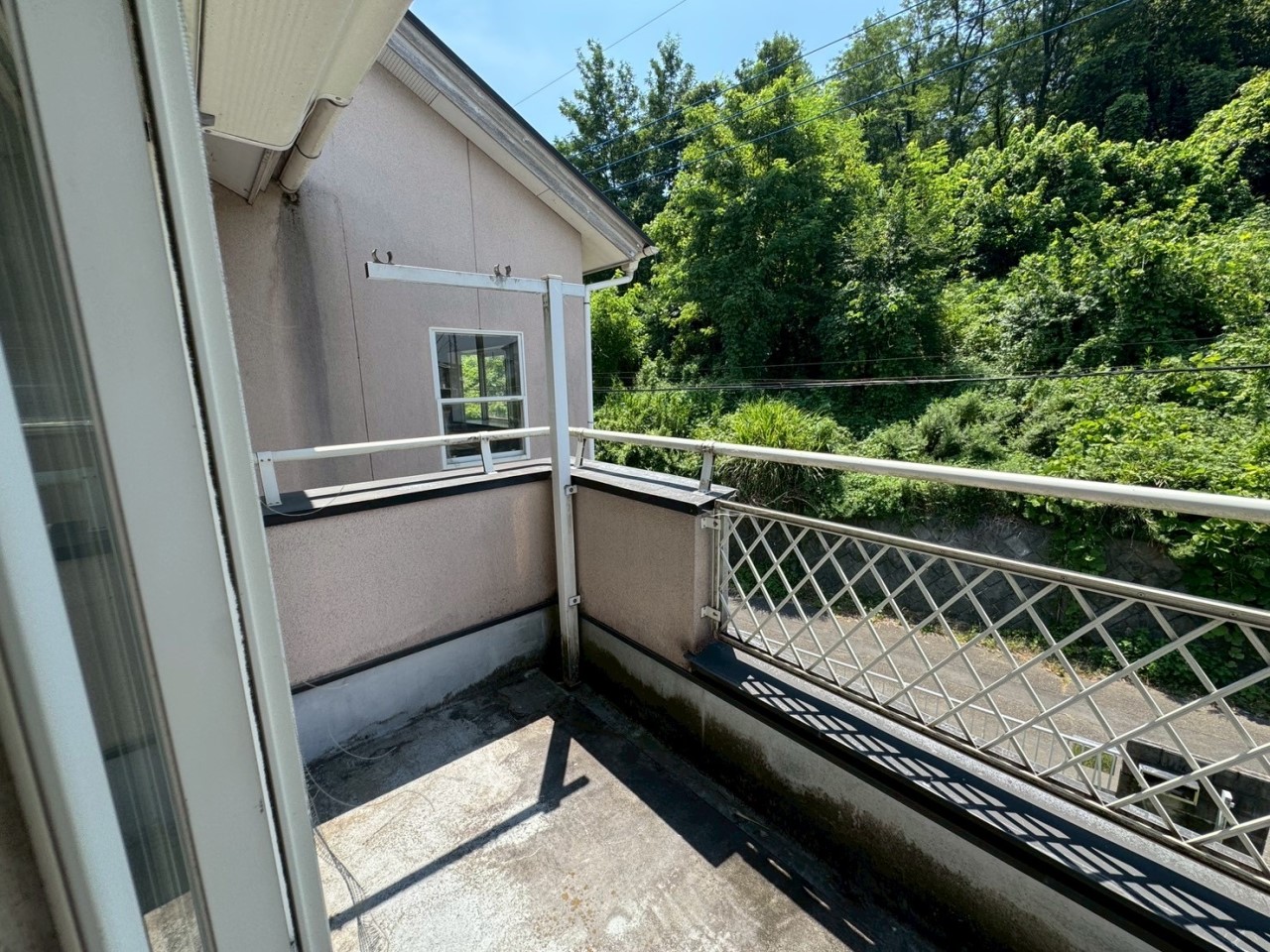 日当たりの良いバルコニーでお布団が干せます♪