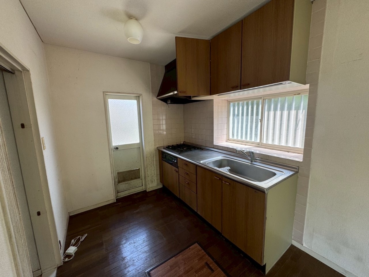 勝手口があるので、ゴミ捨てに便利ですね♪