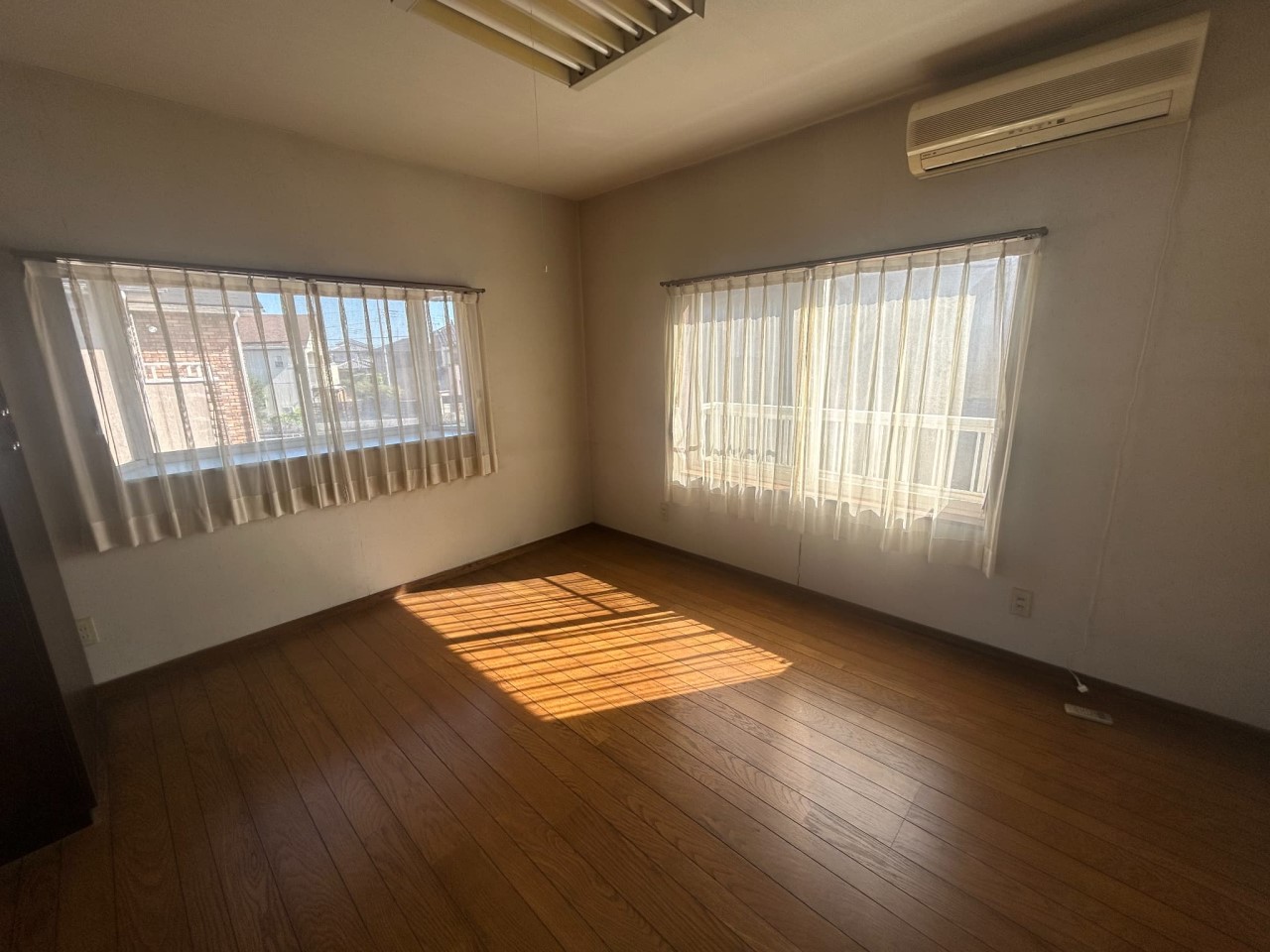 【洋室】全てのお部屋に窓が2か所以上あります♪