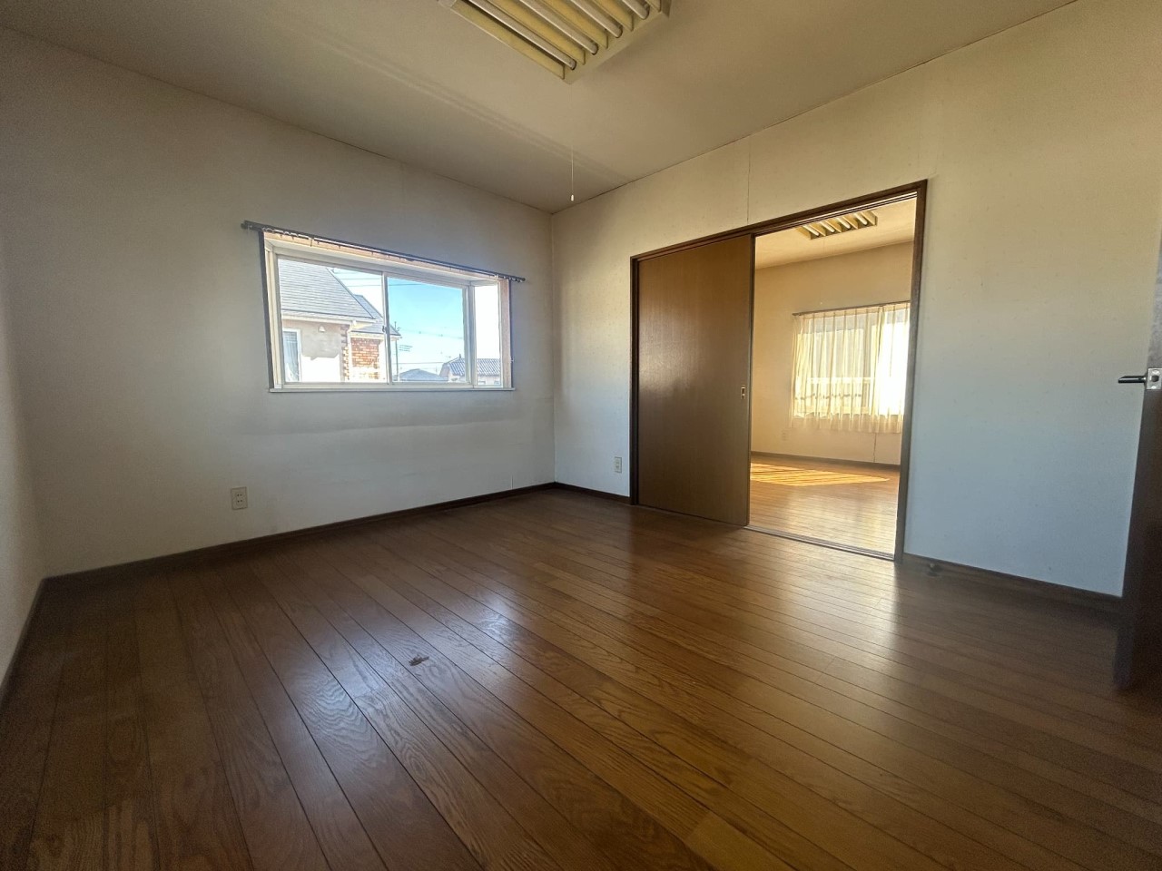 【洋室】2階の洋室は、引き戸を取れば14帖のお部屋として利用可能です。