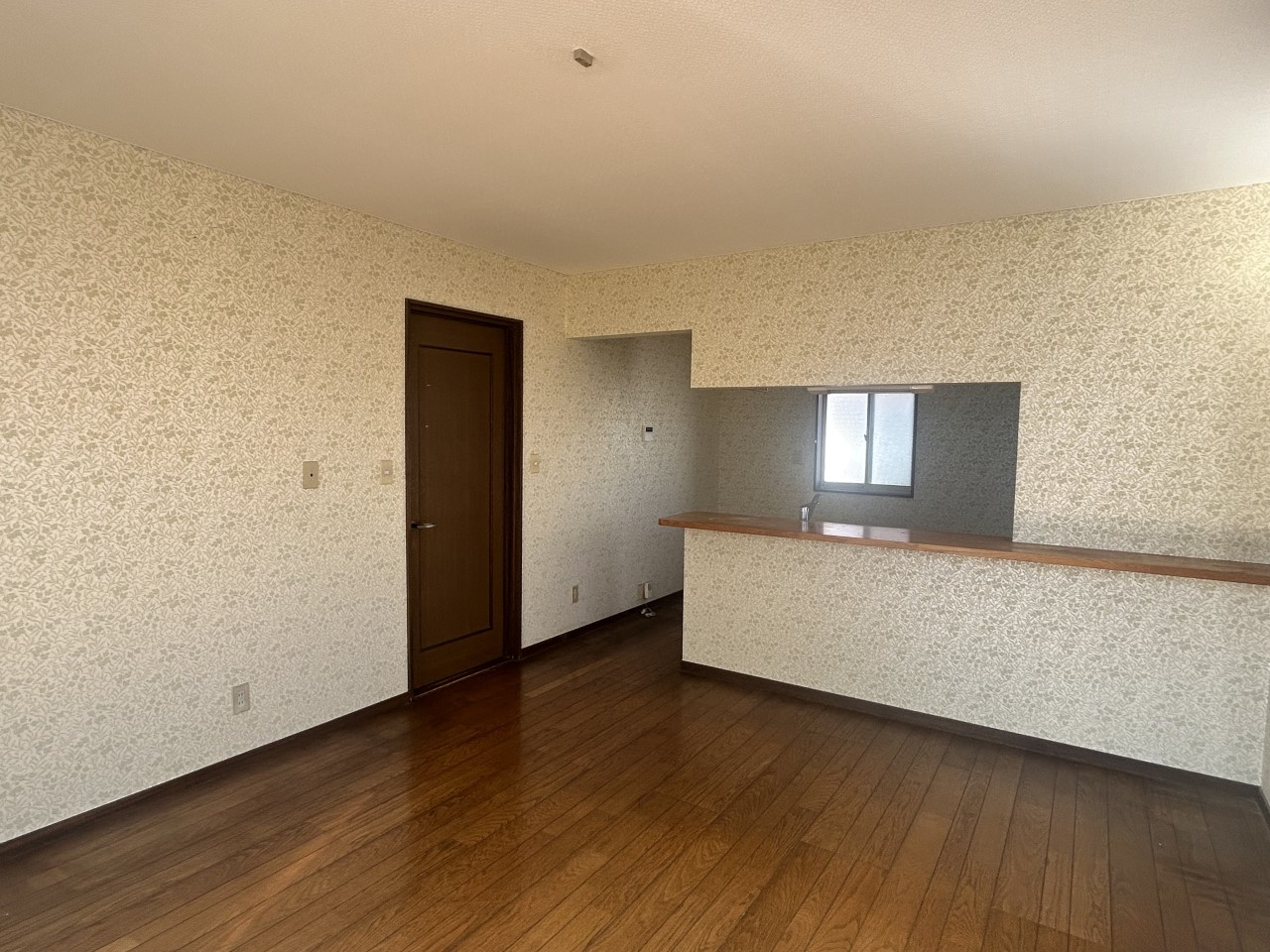 【リビング】キッチンからリビングが見渡せます♪