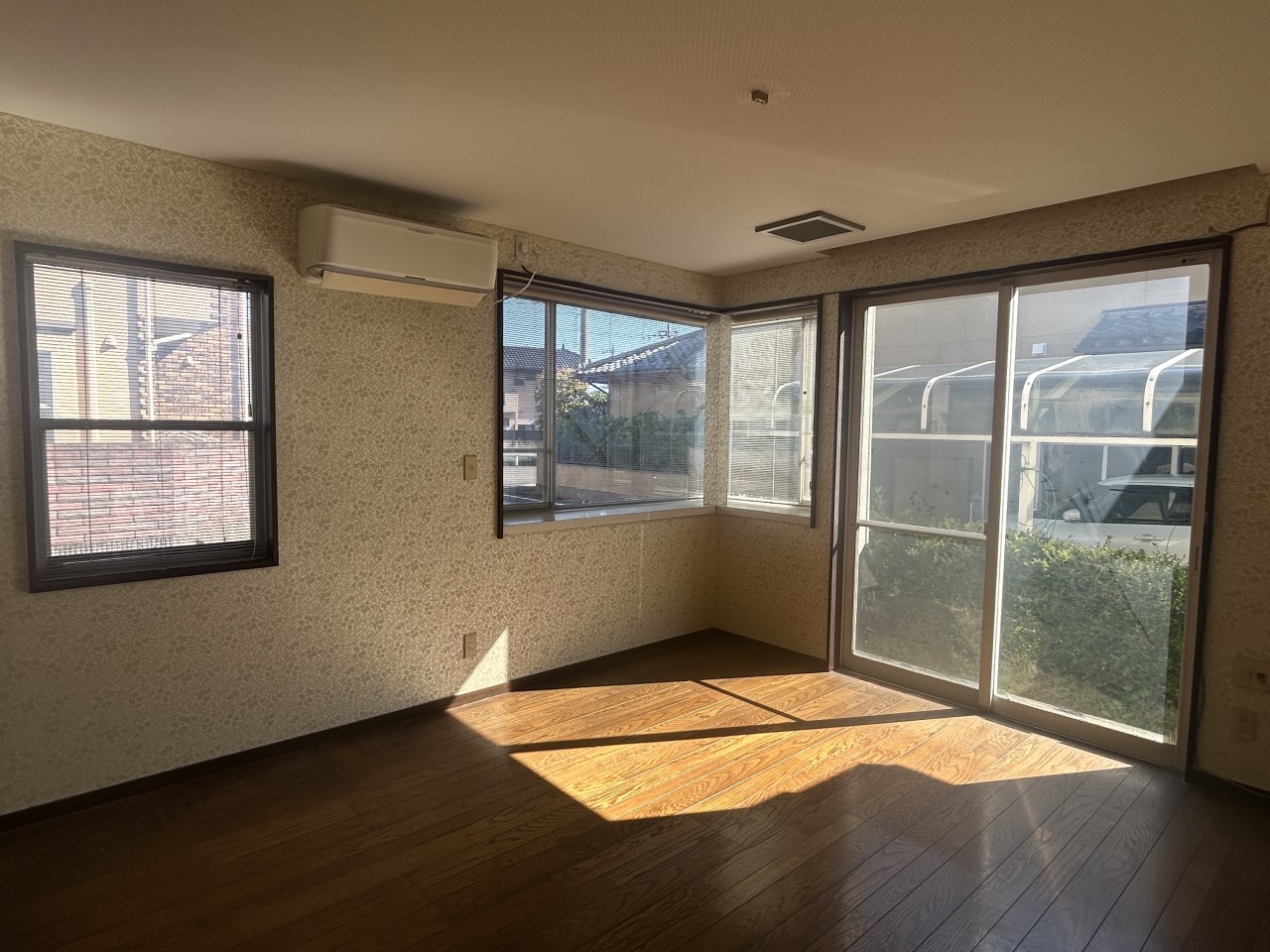 【リビング】窓が多いので、風通し・日当たり良好です♪