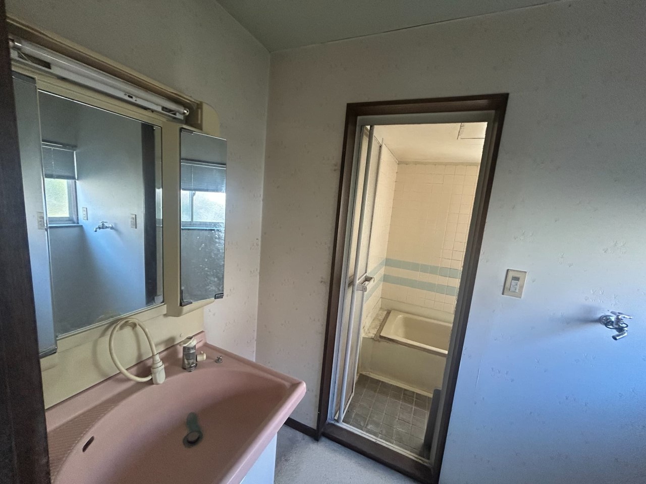 【脱衣所】3面鏡は朝の準備に大助かり♪