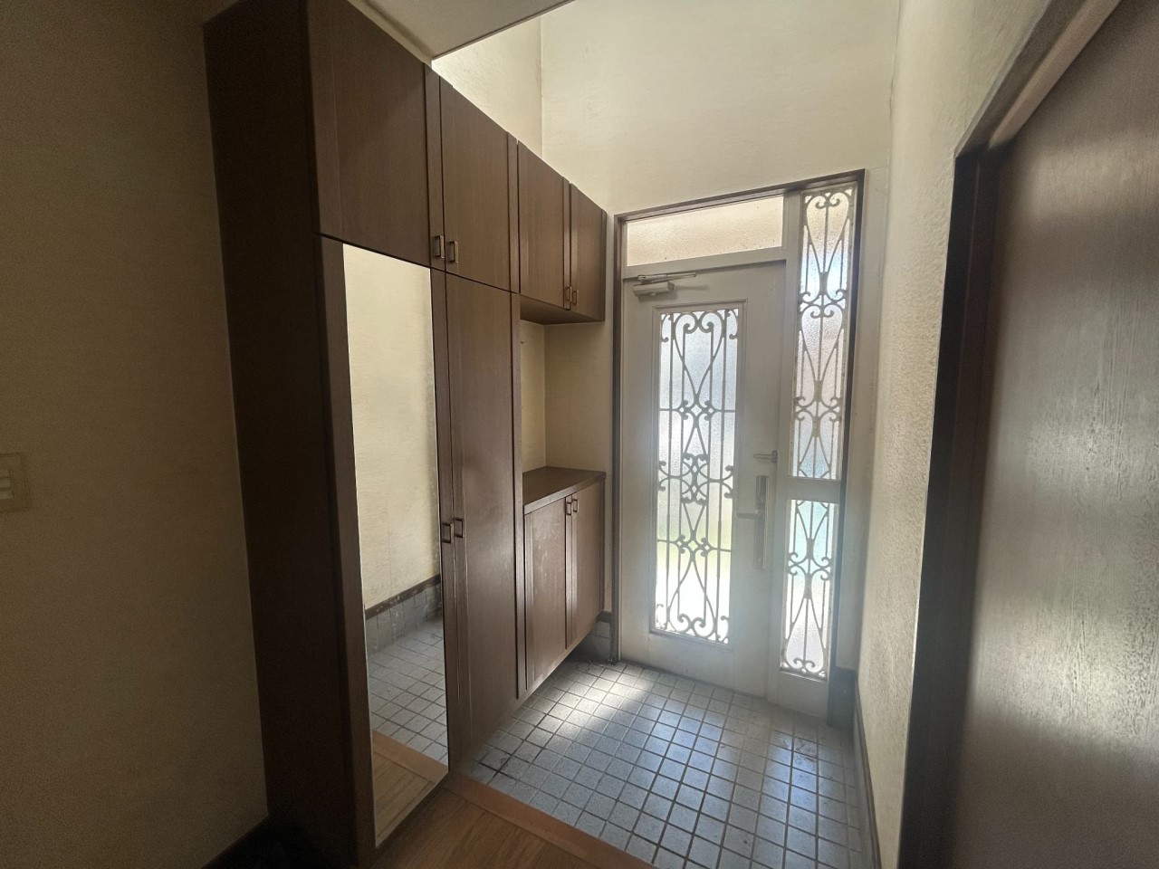 【玄関】吹き抜けから光が入る、明るい玄関