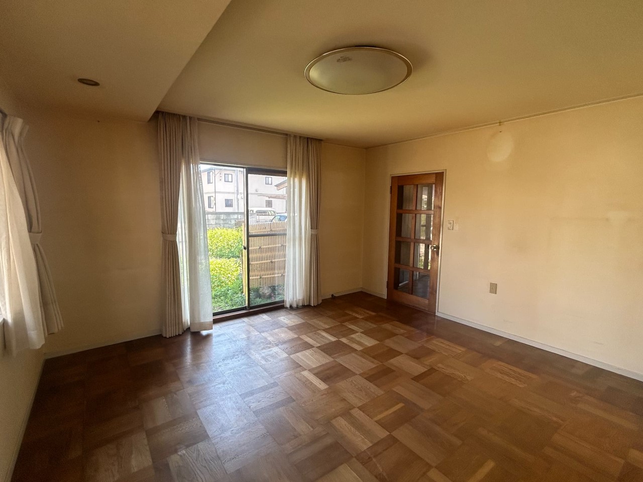 【リビング】広いお庭が眺められます♪