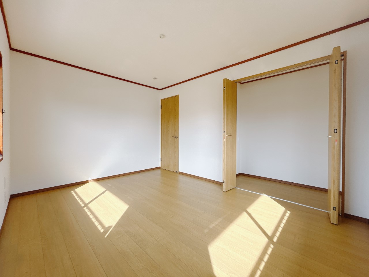 【洋室】日当たりの良いお部屋です♪