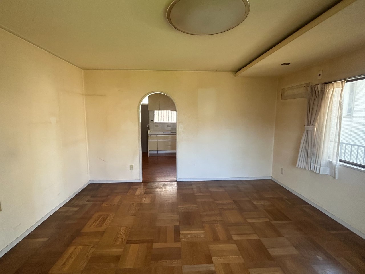 【リビング】ダイニングとの間にあるアール垂れ壁が可愛らしいです♪