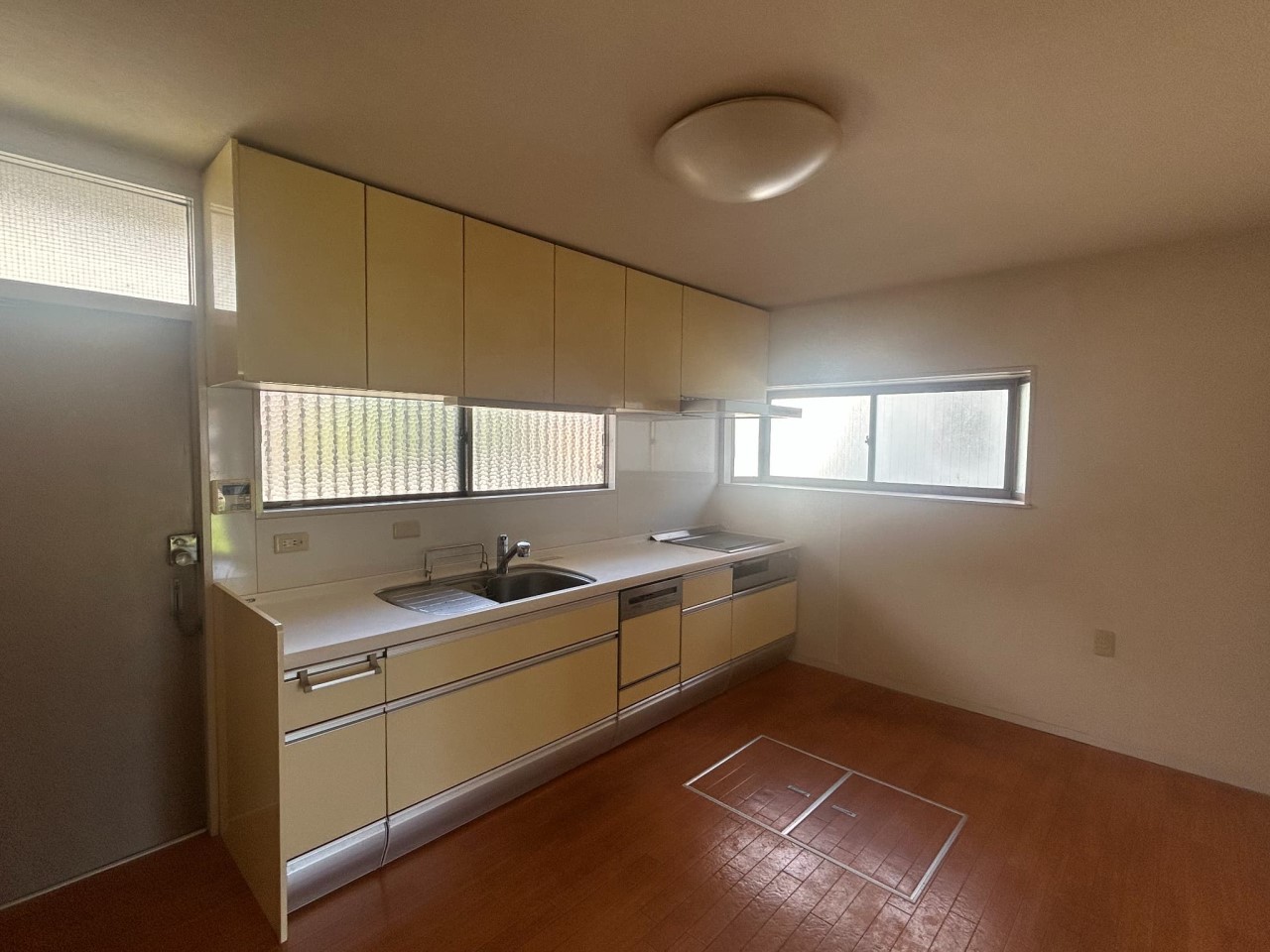 【キッチン】広々したシステムキッチン。並んでお料理ができますね。