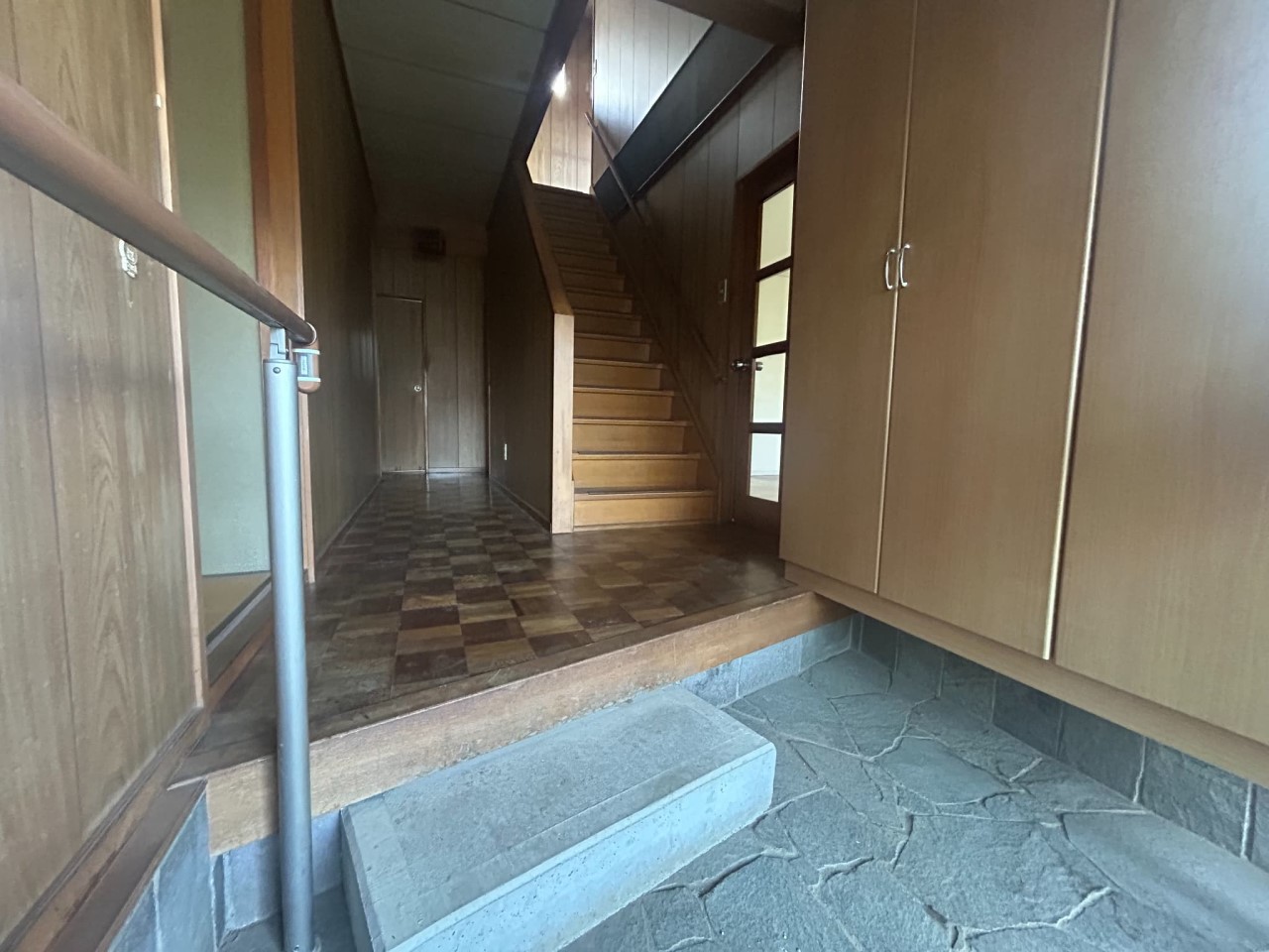 【玄関】大きな下駄箱がございます。