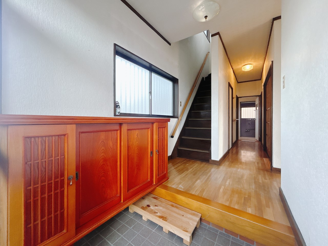 【玄関】自然光が入る明るい玄関♪